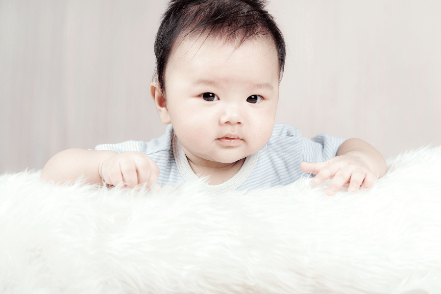 宝宝抬头观察周围——孩子从婴儿时期就一直在吸收，比我们想象得更多