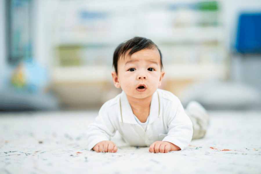 宝宝在客厅地毯上趴着练习——宝宝学翻身要不要帮？放手让他自己练习，反而学得更快