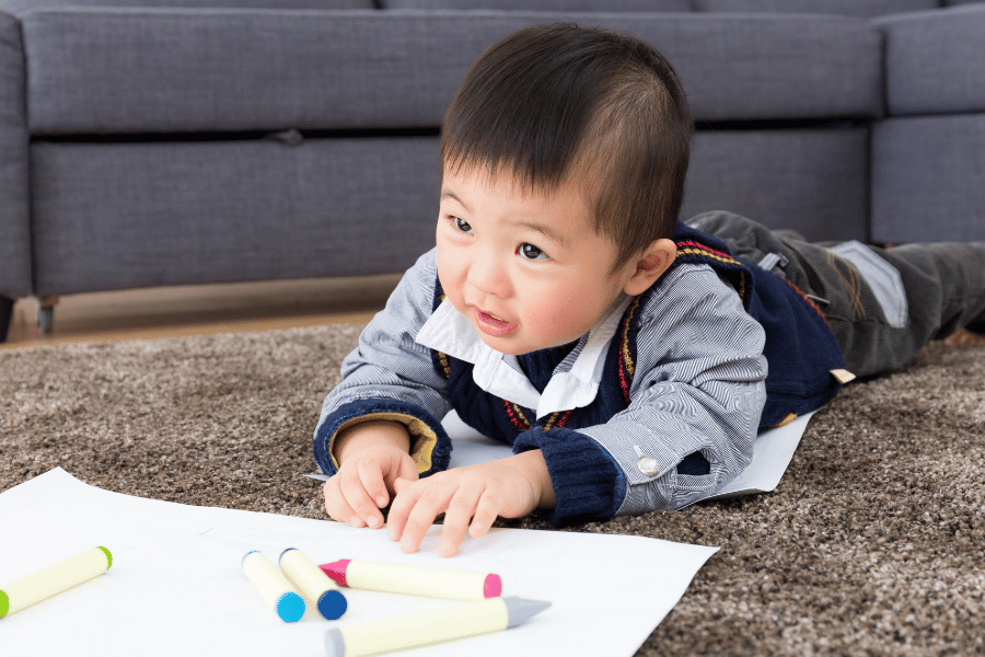 孩子在地毯上自由地画画——孩子安全感如何建立？答案在每一个被允许、被陪伴的日常瞬间