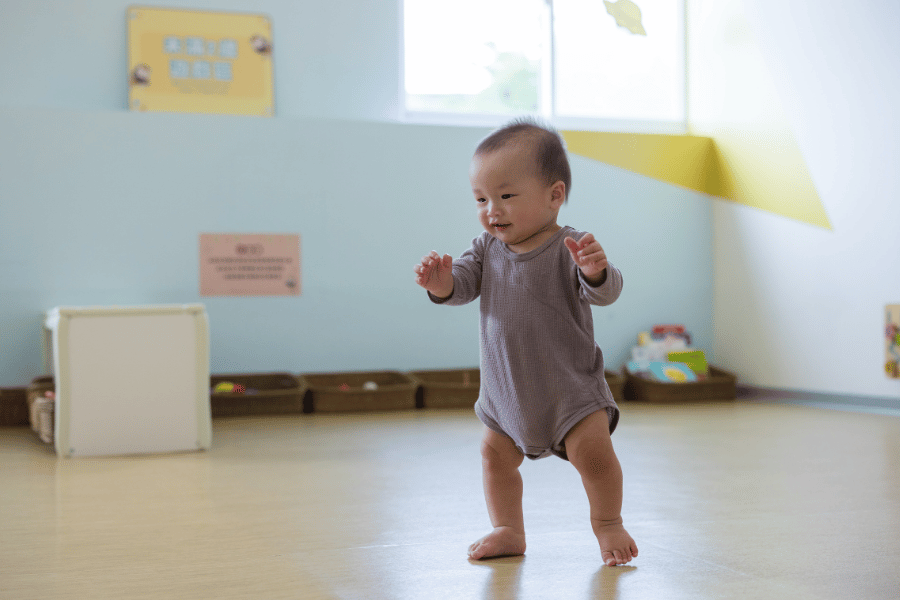 独立走路、神情自信的幼儿——真正的发展不是避免冒险，而是在安全环境中累积身体经验