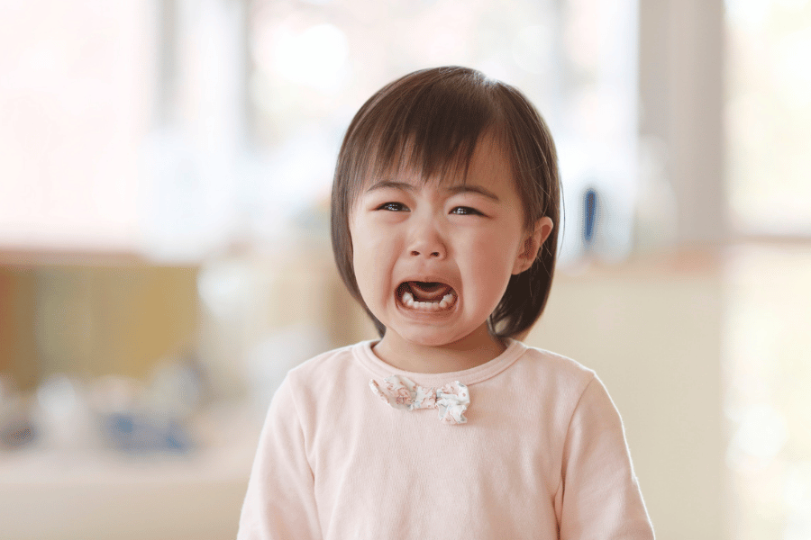 哭泣中的孩子——情绪可以被接纳，但规则不会因此改变；真正的界线不是控制，而是清晰