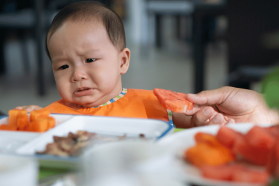餐椅前哭闹的宝宝——孩子不吃饭怎么办？孩子吃饭压力大，最累的其实是妈妈，也是父母最头痛的育儿问题之一