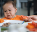 餐椅前哭闹的宝宝——孩子不吃饭怎么办？孩子吃饭压力大，最累的其实是妈妈，也是父母最头痛的育儿问题之一