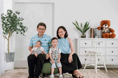 一家四口在家里的全家福——同一个妈妈、同一个家庭，为什么老大老二差这么多？真正的差别在 0-3 岁黄金期