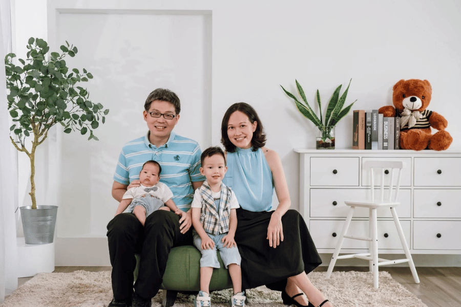 一家四口在家里的全家福——同一个妈妈、同一个家庭，为什么老大老二差这么多？真正的差别在 0-3 岁黄金期