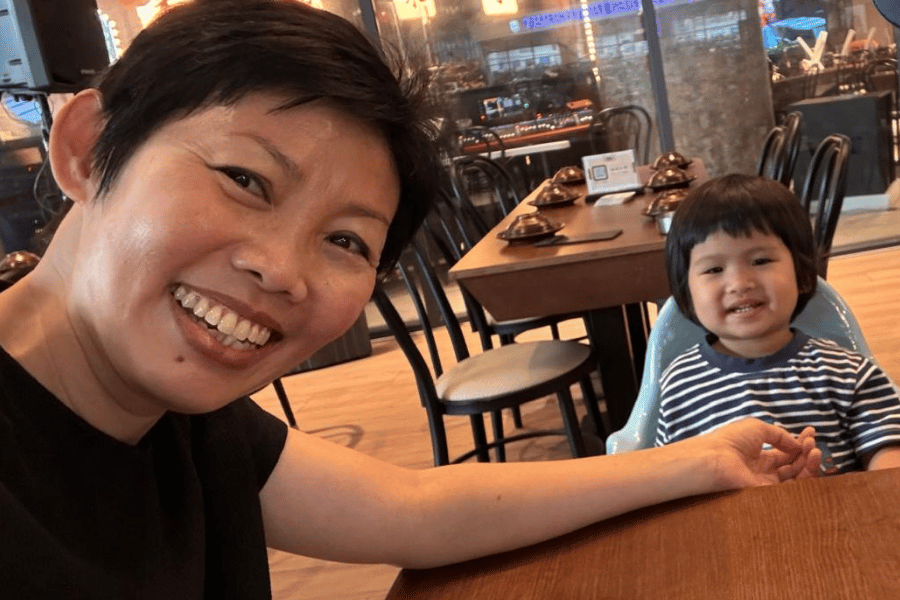 妈妈与孩子开心的合照——要不要找育儿教练？真正改变的不只是孩子，更是妈妈脸上回来的笑容