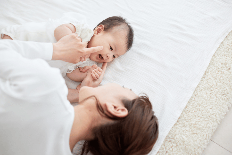 妈妈和宝宝睡前的温柔互动——孩子主动睡觉不是奇迹，而是规律节奏成为身体一部分时自然发生的事