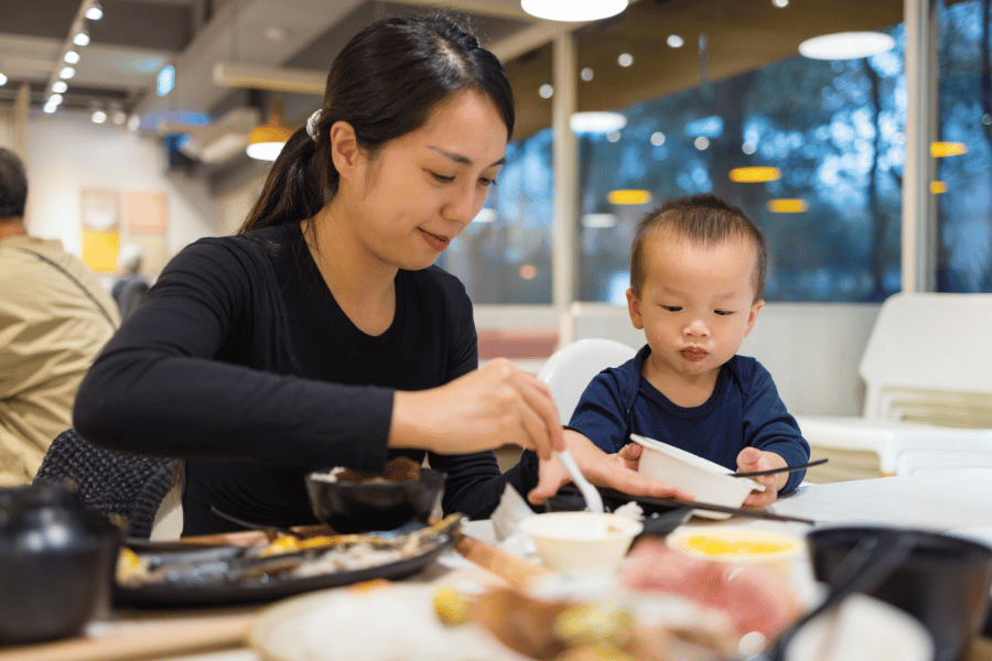 妈妈在餐厅追着喂年幼孩子——每天追着喂、催、担心营养不够，整个用餐时间充满压力