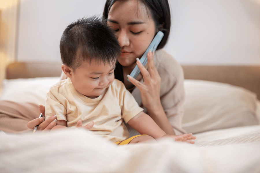 妈妈一边照顾宝宝一边查手机——长辈、网络、书本、专家，每个人都说自己是对的，但听得越多反而越迷茫