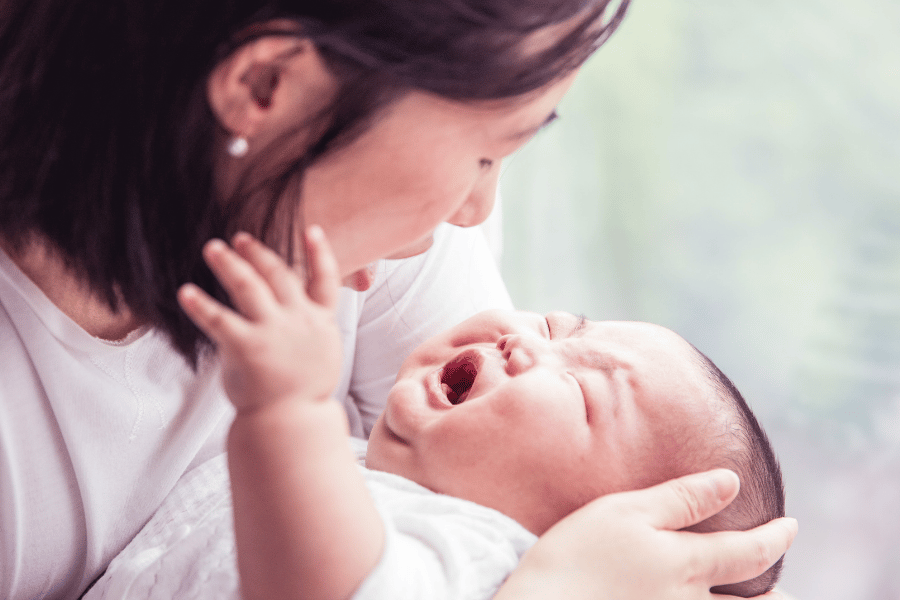 妈妈温柔地看着怀里哭泣的宝宝——孩子真正需要的很多时候不是纠正，而是被理解；当宝宝感受到被理解，他会快速安静下来