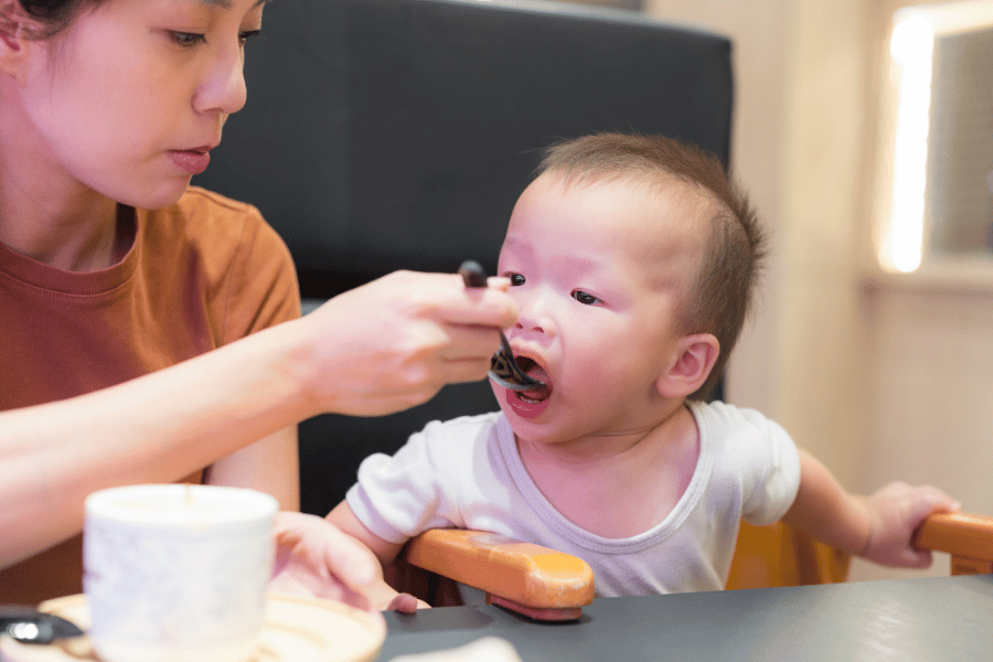 妈妈努力喂宝宝，宝宝却抗拒——孩子挑食怎么办？被催、被强迫的孩子，身体会进入「紧绷状态」，反而吃得更少