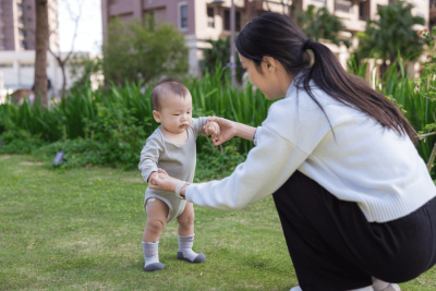 妈妈在户外陪伴宝宝学走路——宝宝学走路要不要扶，关键不是「扶或不扶」，而是「陪伴而不代替」