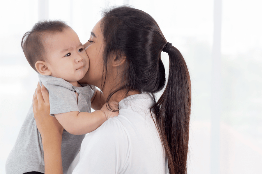 妈妈温柔亲吻怀中的宝宝——宝宝跌倒怎么办？真的撞到、真的痛的时候，陪伴和拥抱永远是答案