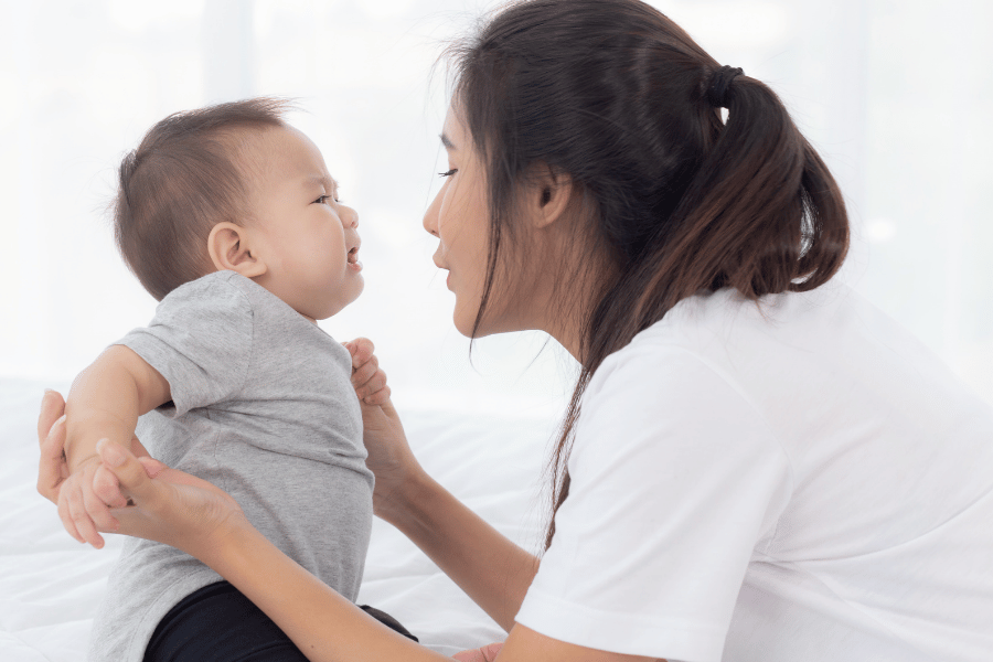 妈妈温柔地凝视孩子——因为理解孩子的情绪，所以慈悲；当你理解了，愤怒会少一点，焦虑会少一点