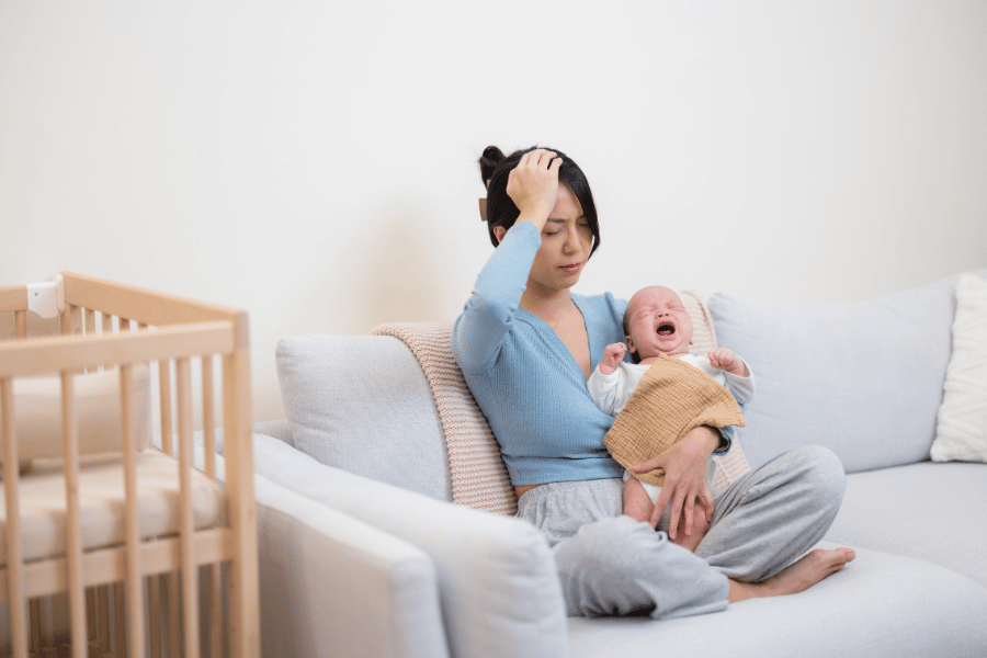 新手妈妈安抚怀里的新生宝宝——新手妈妈不知道宝宝要什么的挫败感，是几乎每个父母都经历过的