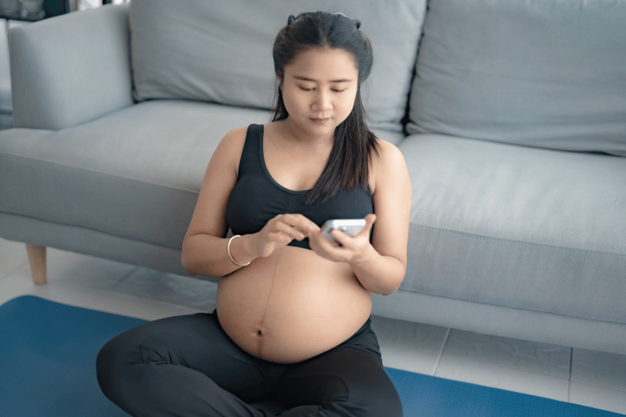 怀孕的妈妈坐在地上滑手机——新手妈妈不知道怎么办的时候，越查资料反而越焦虑