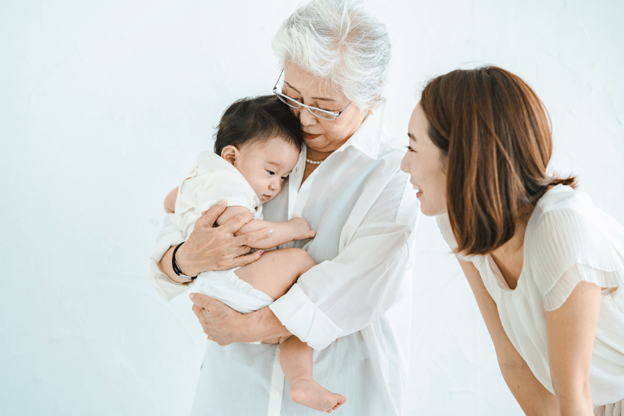 外婆、妈妈和宝宝三代同框——新世代妈妈在传统经验与现代育儿之间寻找属于自己的方向