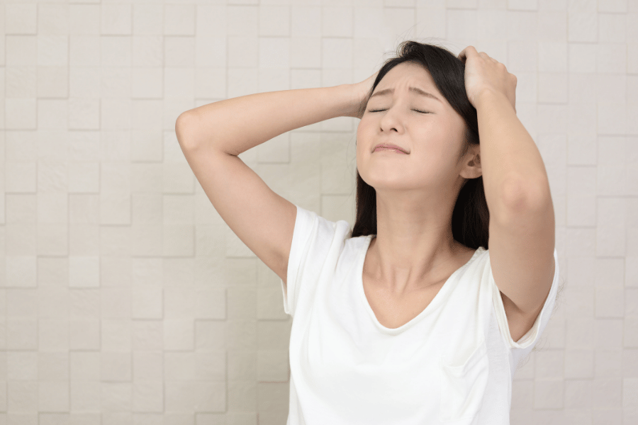 疲惫的妈妈用手扶着头——孩子情绪不稳定怎么办？大人能不能稳，才是孩子情绪的真正出口