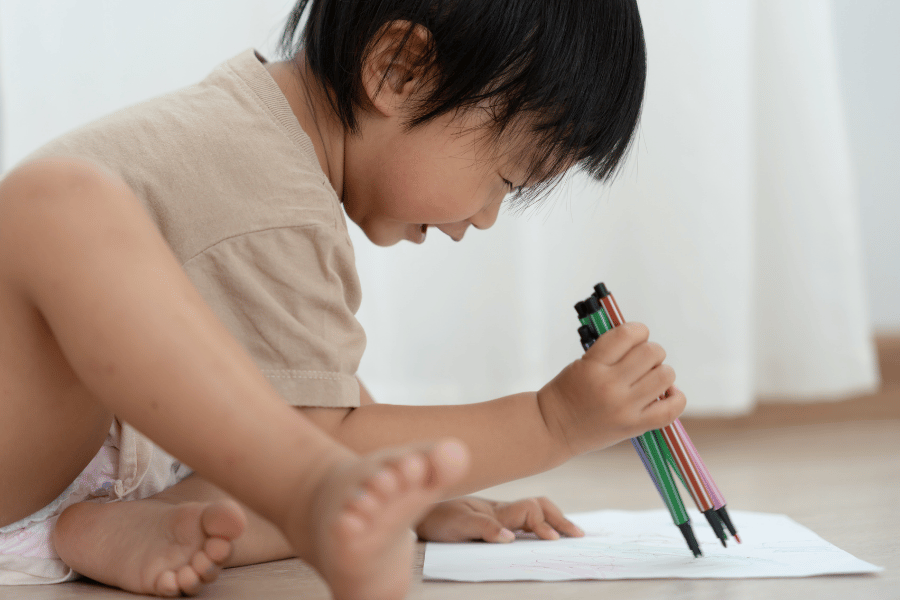 孩子手中的彩色笔——比起画得像不像，孩子选择的颜色和构图，更能反映他内在的真实感受